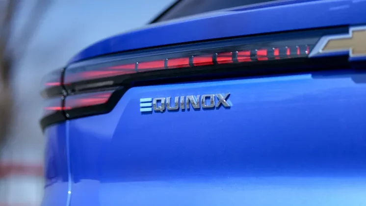 Обзор Chevrolet Equinox EV LT 2025: все плюсы и минусы бюджетного электромобиля фото
