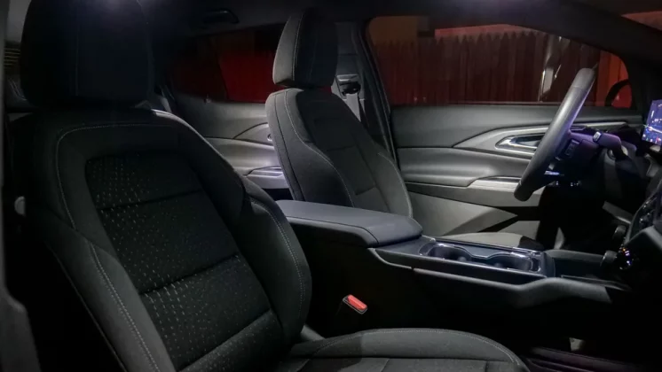 Обзор Chevrolet Equinox EV LT 2025: все плюсы и минусы бюджетного электромобиля фото