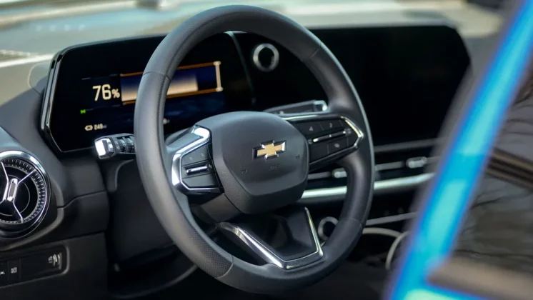 Обзор Chevrolet Equinox EV LT 2025: все плюсы и минусы бюджетного электромобиля фото