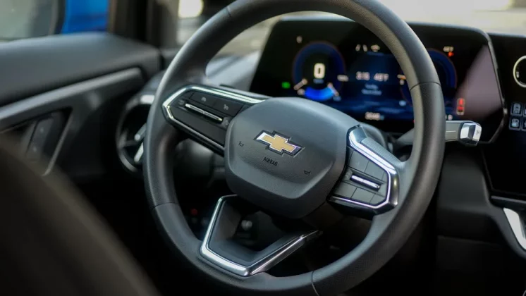 Обзор Chevrolet Equinox EV LT 2025: все плюсы и минусы бюджетного электромобиля фото