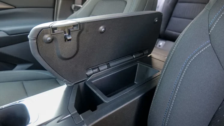 Обзор Chevrolet Equinox EV LT 2025: все плюсы и минусы бюджетного электромобиля фото