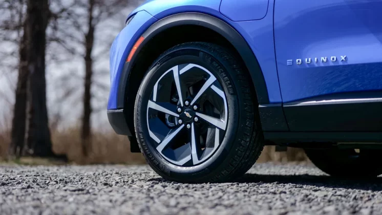 Обзор Chevrolet Equinox EV LT 2025: все плюсы и минусы бюджетного электромобиля фото