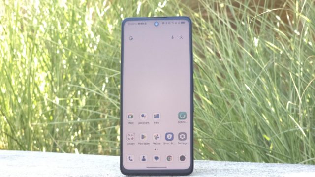 Дешёвый телефон с экраном как бумага? Да, это лучше минимализма!