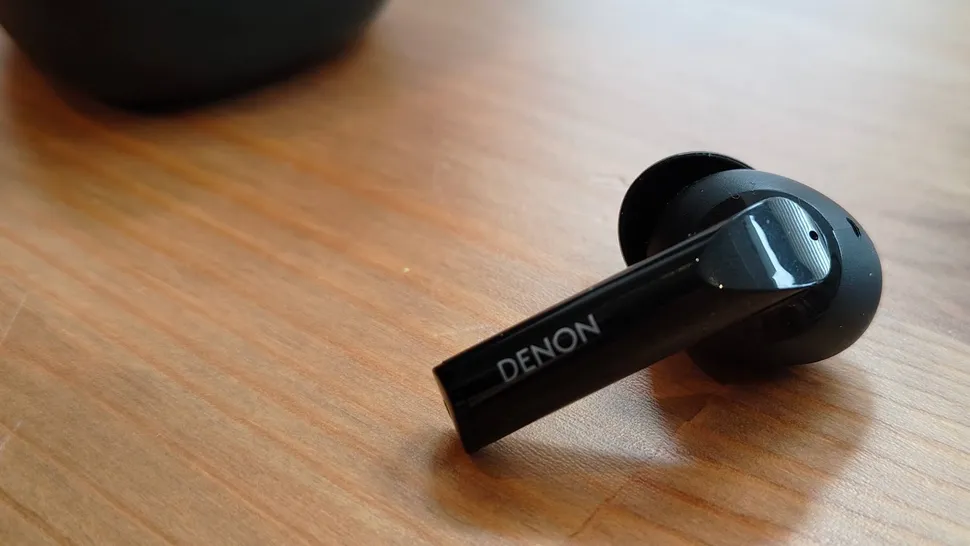 Обзор Denon AH-C840NCW: насколько хороши эти бюджетные конкуренты AirPods Pro? картинка Denon AH-C840NCW