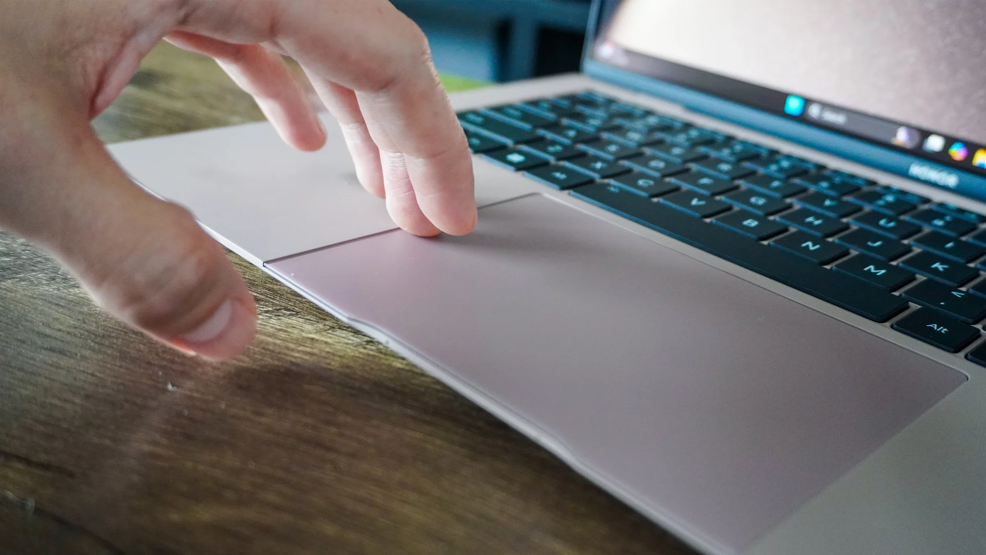 Apple, учись! 5 причин, почему этот ноутбук лучше MacBook Air