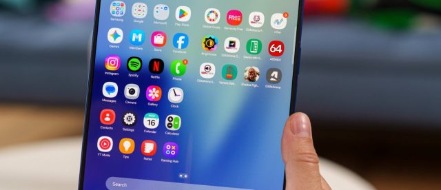 Samsung развернула рекламную кампанию против Apple из-за складных iPhone