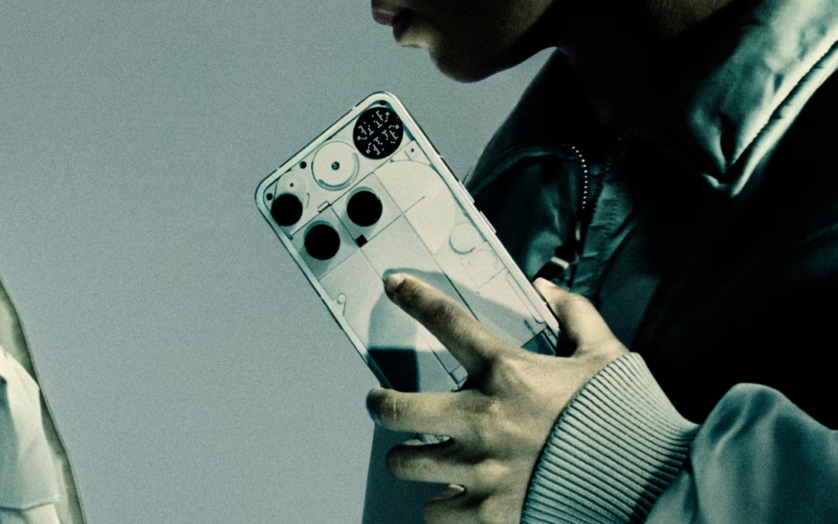 450338Nothing Phone (3) попал в скандал: демонстрационные устройства в магазинах показывали фейковые фотографии