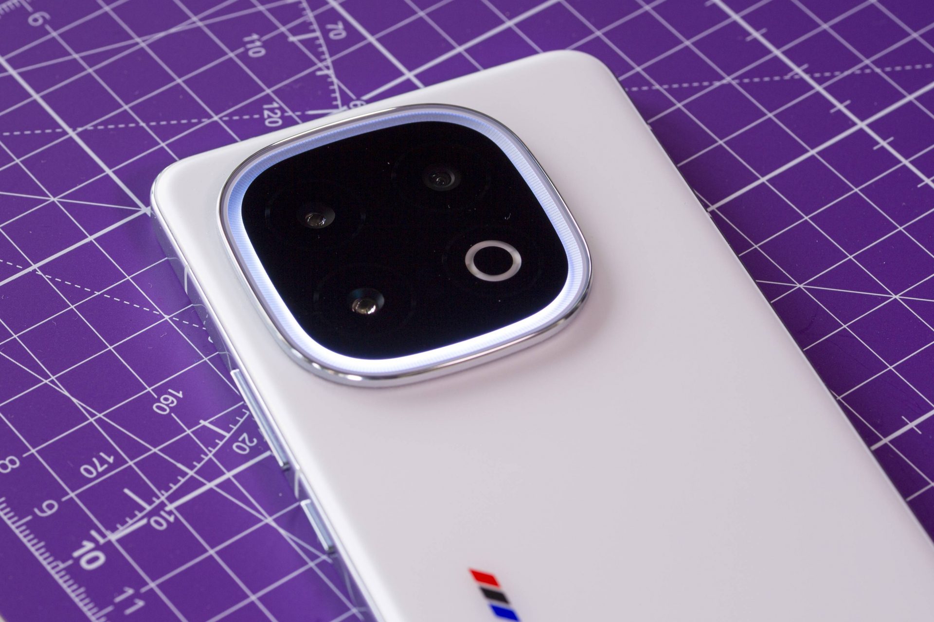 iQOO готовит ответ OnePlus 15T, но ждать придётся долго: всё, что известно о iQOO 15 Mini