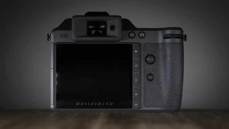 Обзор Hasselblad X2D II 100C: фотомонстр в свитере Armani фото