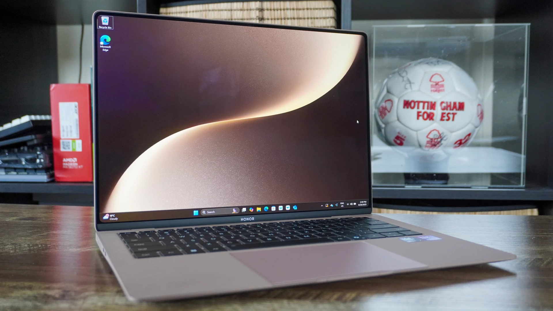 Apple, учись! 5 причин, почему этот ноутбук лучше MacBook Air