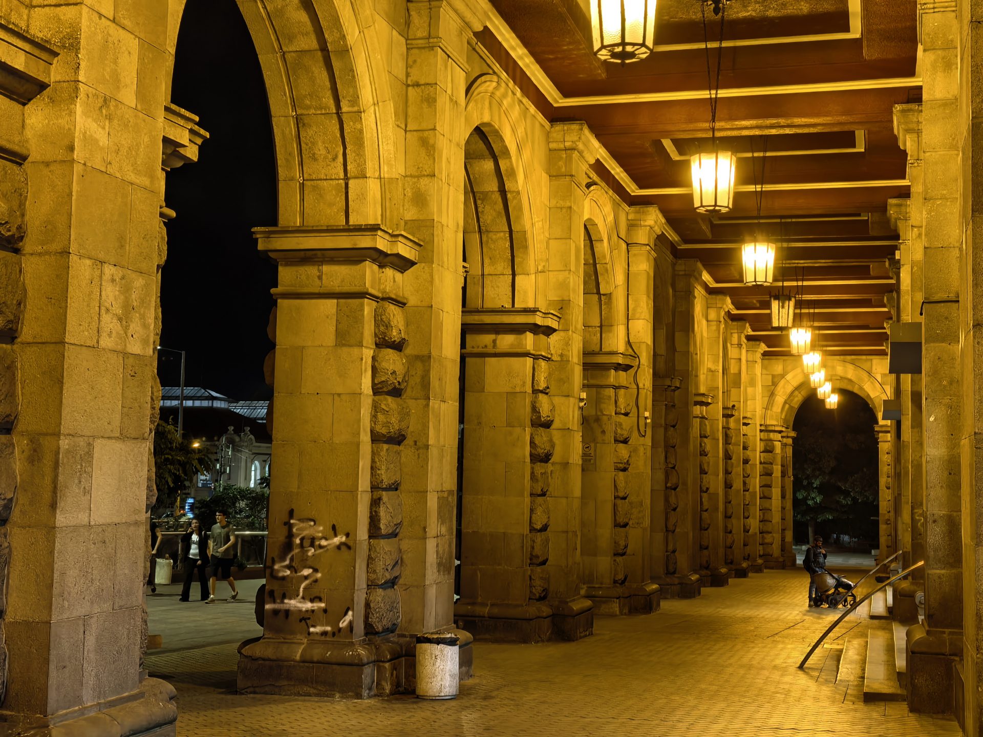 Снимки с 2-кратным зумом получаются более мягкими на пиксельном уровне, а детализация может напоминать ночной режим, но в целом изображения вполне пригодны для использования.