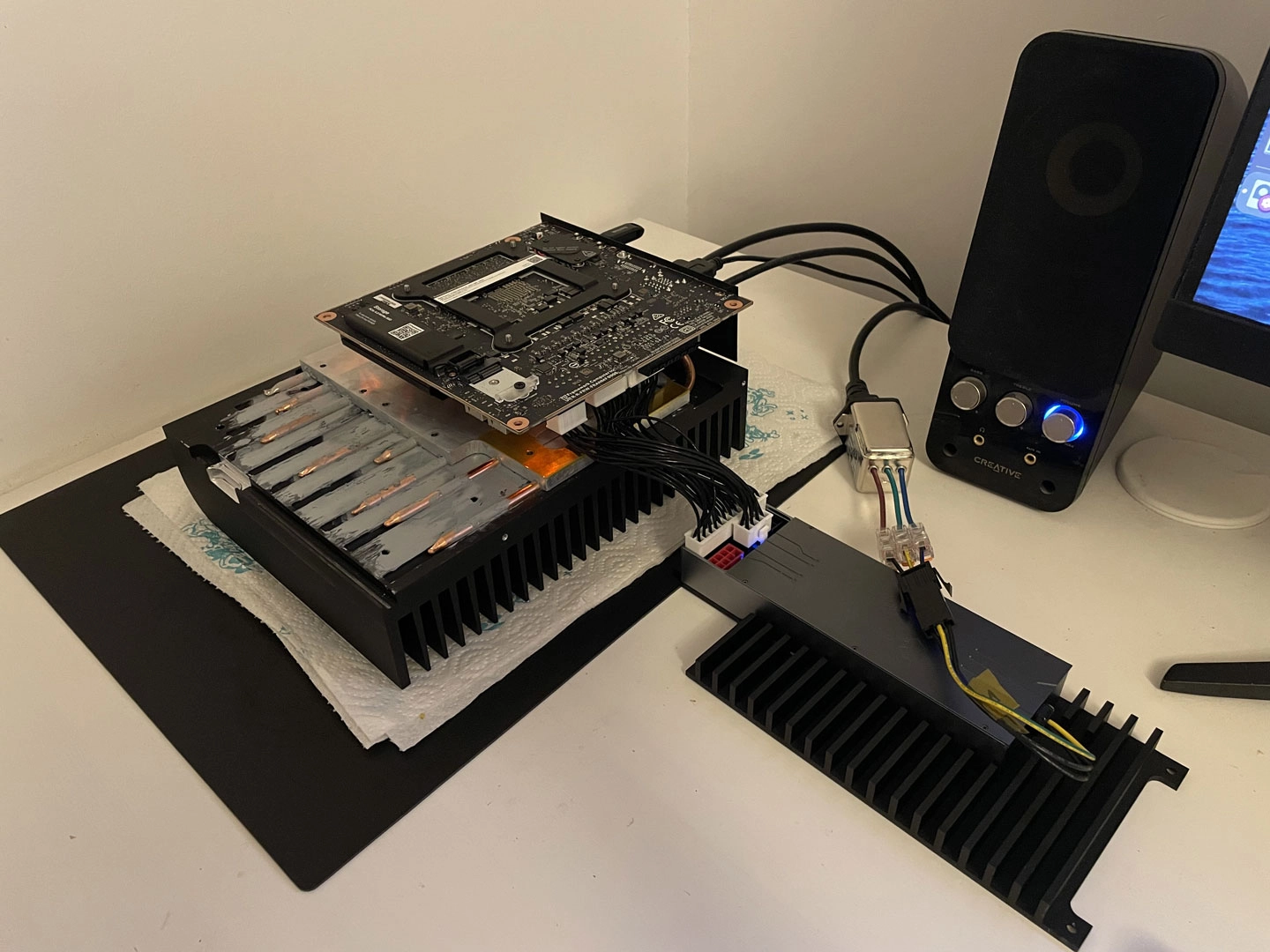 ПК на Ryzen AI Max+ 395 с пассивным охлаждением использует весь корпус как 4,5-килограммовый радиатор: талантливый сборщик превратил плату Framework Desktop в тихое и мощное произведение искусства