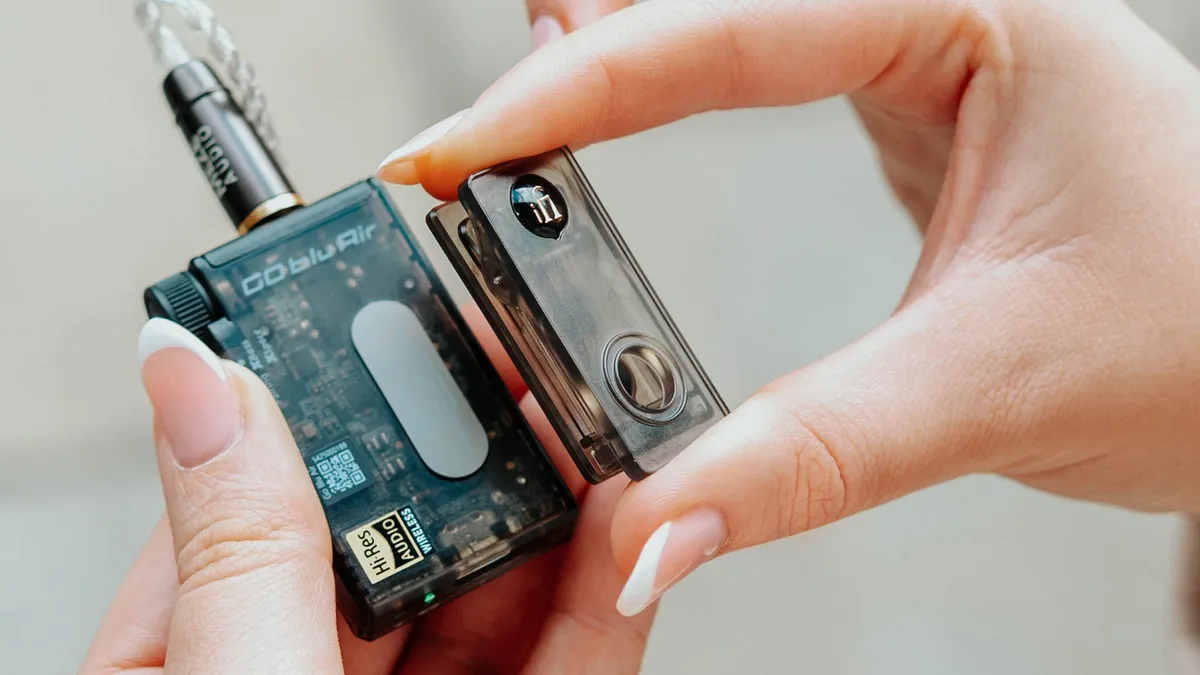 Ваши проводные наушники устарели. Этот гаджет сделает их круче любых беспроводных картинка iFi Go Blu Air