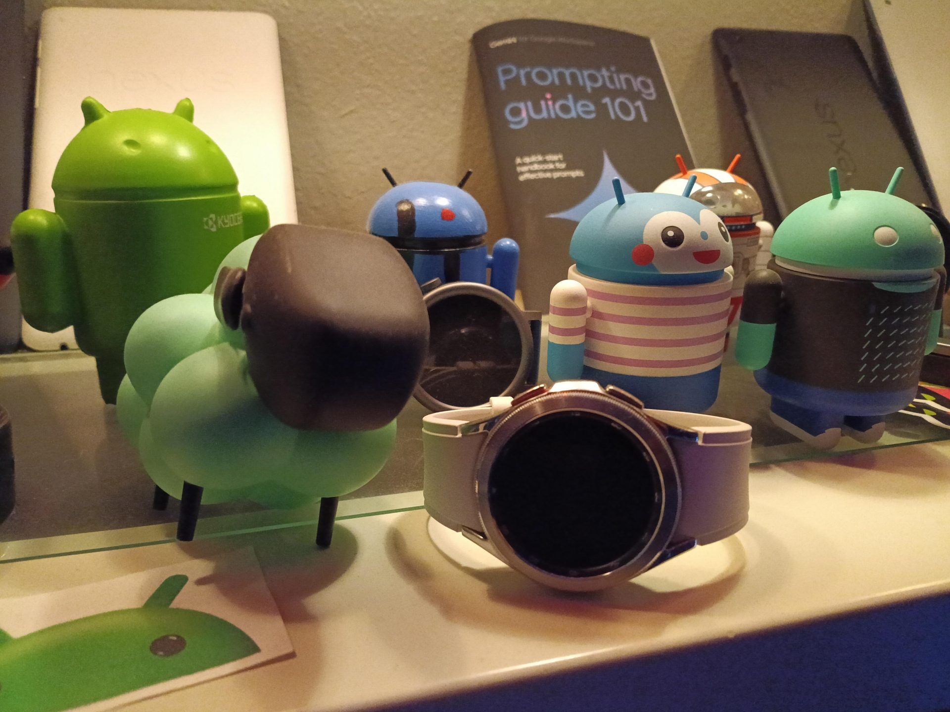 Дешёвый телефон с экраном как бумага? Да, это лучше минимализма!