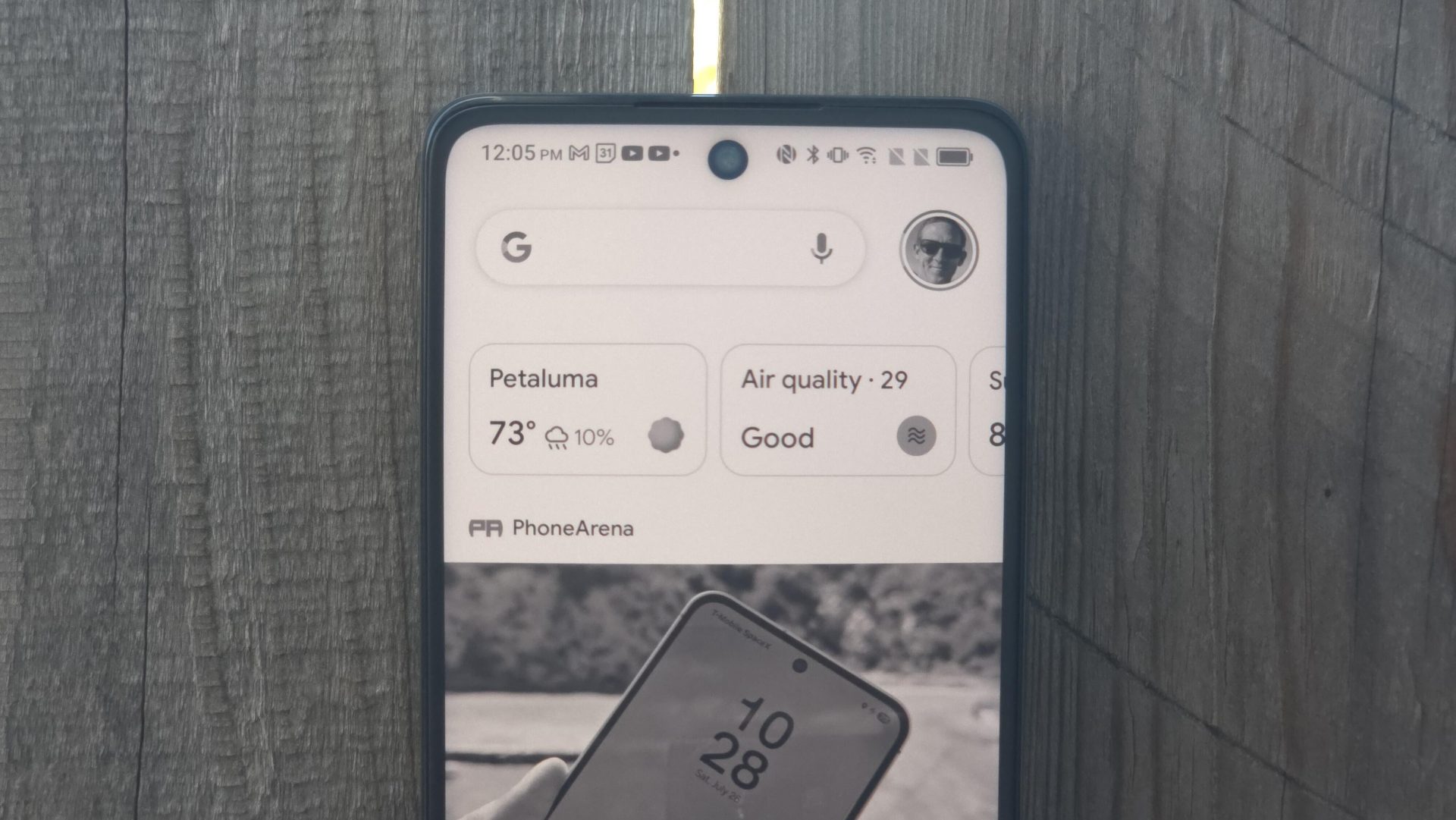 Дешёвый телефон с экраном как бумага? Да, это лучше минимализма!