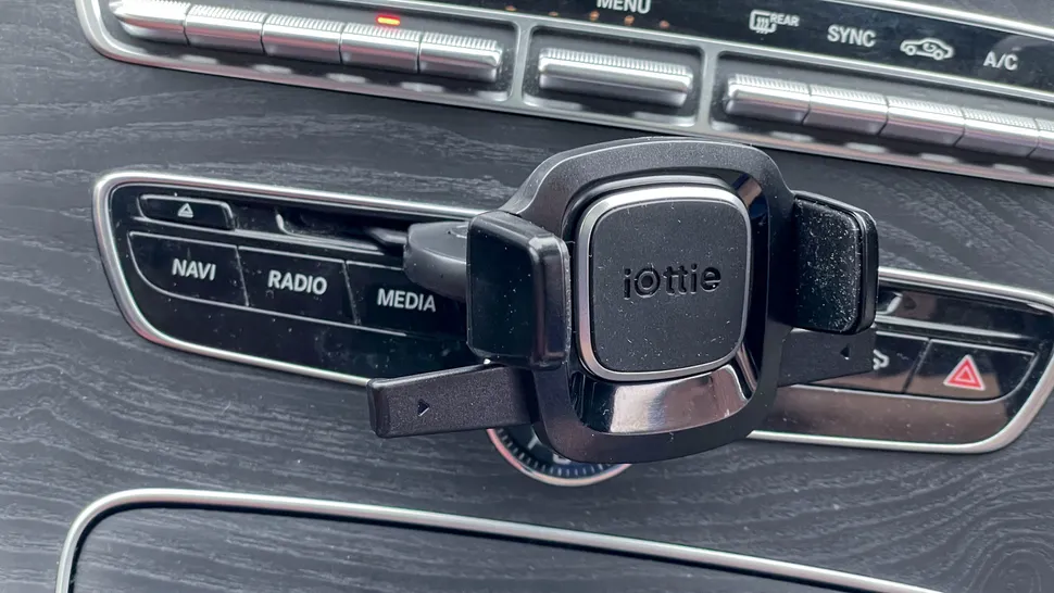 Лучшие автомобильные крепления для телефона в 2025 году картинка iOttie Easy One Touch 4 CD Slot Mount
