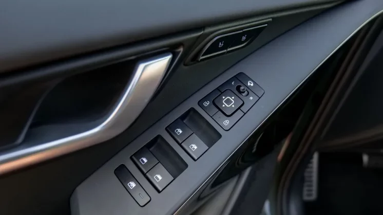 Обзор Kia Niro PHEV SX Touring 2024: футуристичный доступный гибрид фото