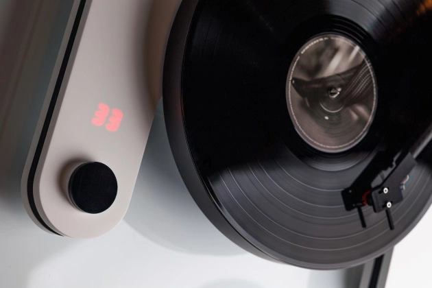 Этот невероятно крутой проигрыватель управляется съемным диском вместо кнопок, и это странная мечта минималиста