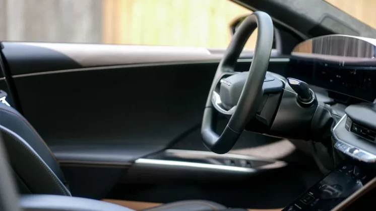 Обзор Lucid Air Touring 2025: спортивный характер и впечатляющая эффективность фото