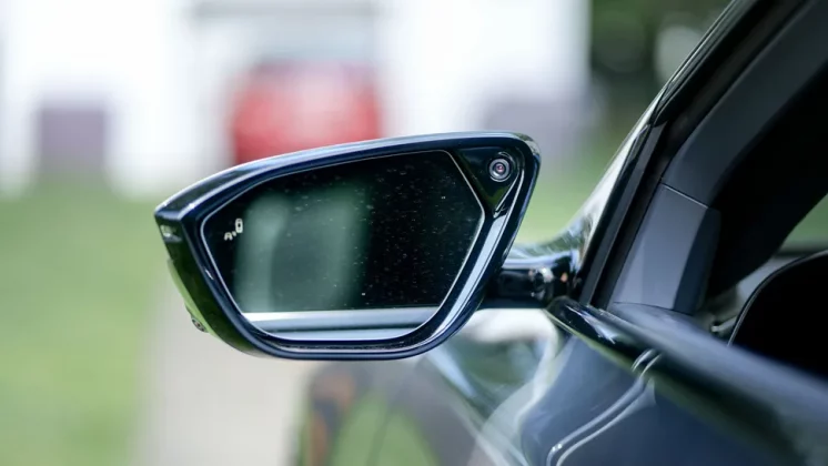 Обзор Lucid Air Touring 2025: спортивный характер и впечатляющая эффективность фото