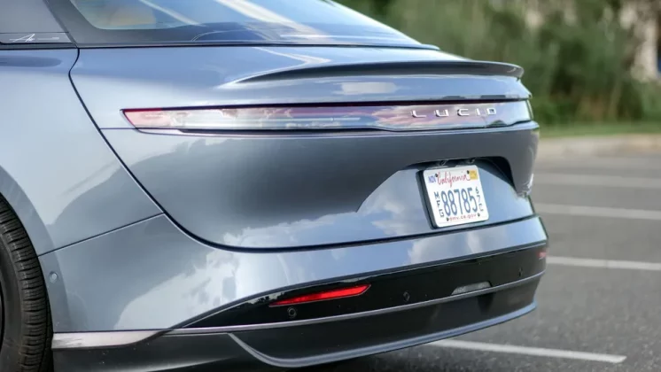 Обзор Lucid Air Touring 2025: спортивный характер и впечатляющая эффективность фото