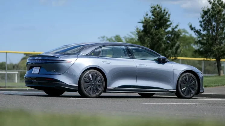 Обзор Lucid Air Touring 2025: спортивный характер и впечатляющая эффективность фото