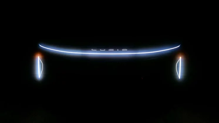 Обзор Lucid Air Touring 2025: спортивный характер и впечатляющая эффективность фото