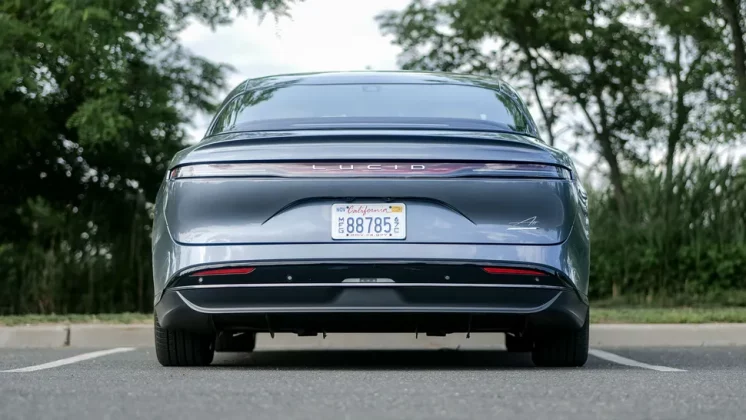 Обзор Lucid Air Touring 2025: спортивный характер и впечатляющая эффективность фото