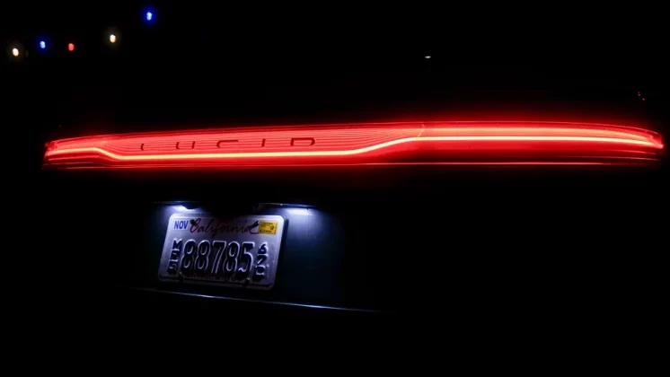 Обзор Lucid Air Touring 2025: спортивный характер и впечатляющая эффективность фото