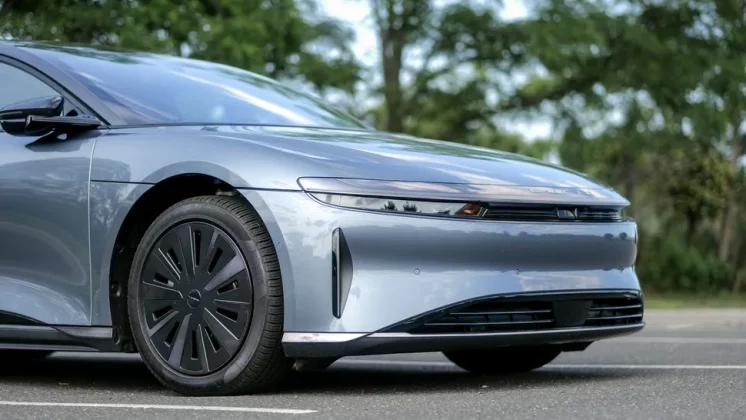 Обзор Lucid Air Touring 2025: спортивный характер и впечатляющая эффективность фото