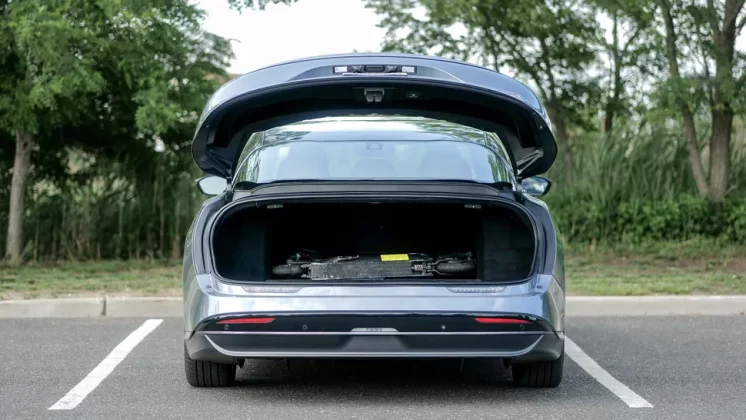 Обзор Lucid Air Touring 2025: спортивный характер и впечатляющая эффективность фото