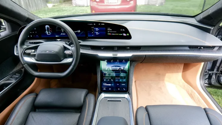 Обзор Lucid Air Touring 2025: спортивный характер и впечатляющая эффективность фото