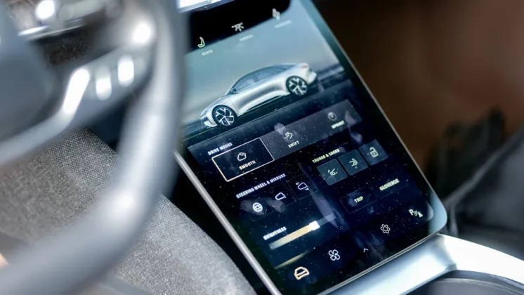 Обзор Lucid Air Touring 2025: спортивный характер и впечатляющая эффективность фото