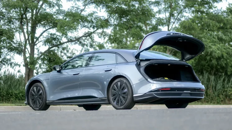 Обзор Lucid Air Touring 2025: спортивный характер и впечатляющая эффективность фото