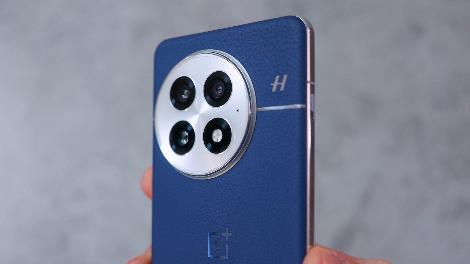 451392Прорыв в display-технологиях: как OnePlus 15 обойдет Samsung и Apple