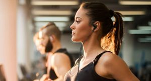 Лучшие наушники для тренировок и спортзала в 2025 году