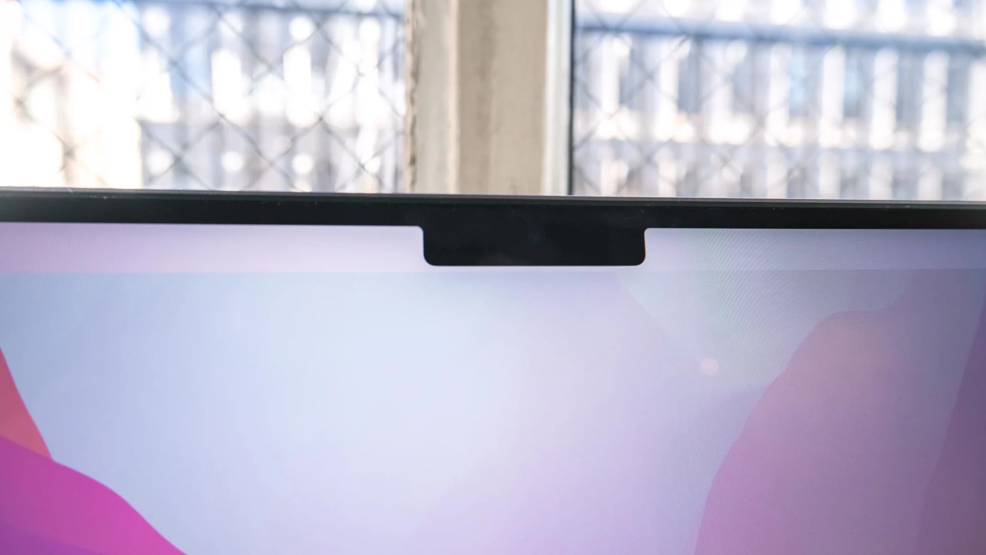 Apple случайно показала MacBook без «челки» в бета-версии macOS Tahoe?