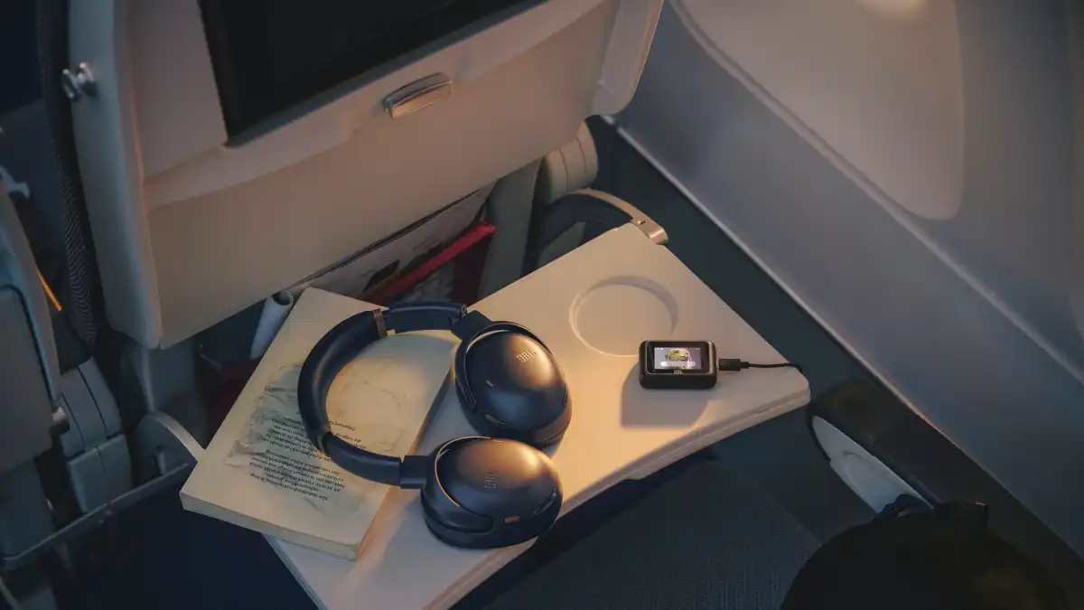 Обзор JBL Tour One M3 Smart TX: универсальные Bluetooth- и проводные наушники с передатчиком Auracast