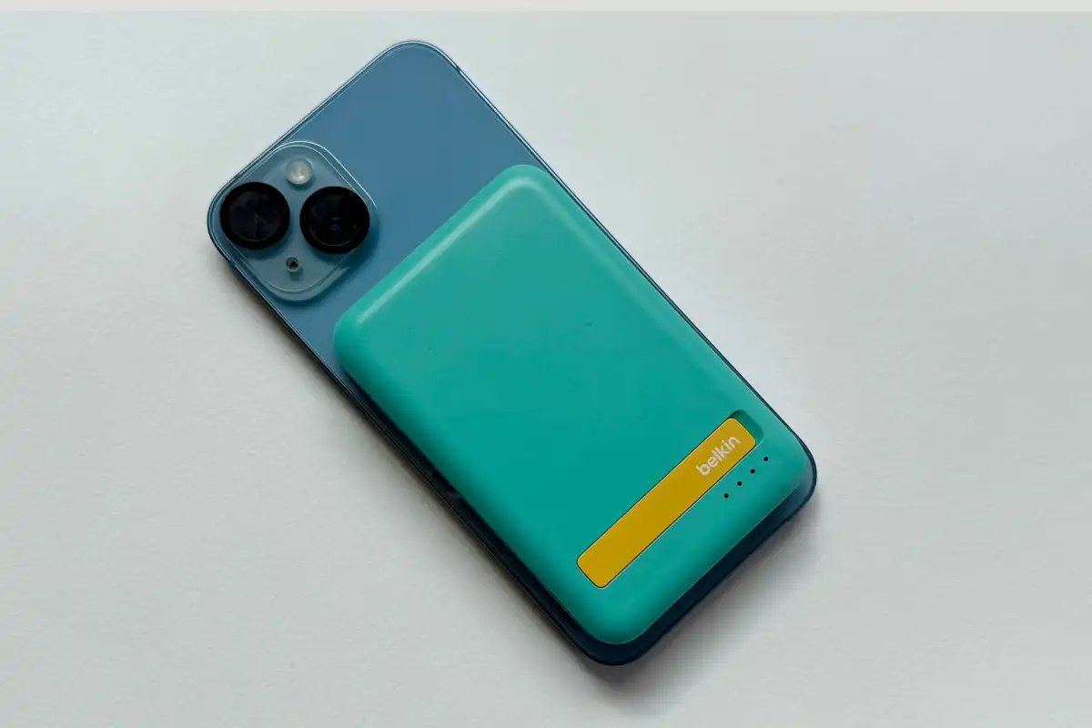 Обзор магнитного внешнего аккумулятора Belkin BoostCharge Pro Qi2: яркие цвета и высокая ёмкость аккумулятора