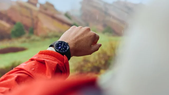 Pixel Watch 4 — ваш спасательный круг: Google добавила автономную спутниковую связь SOS, опередив Apple