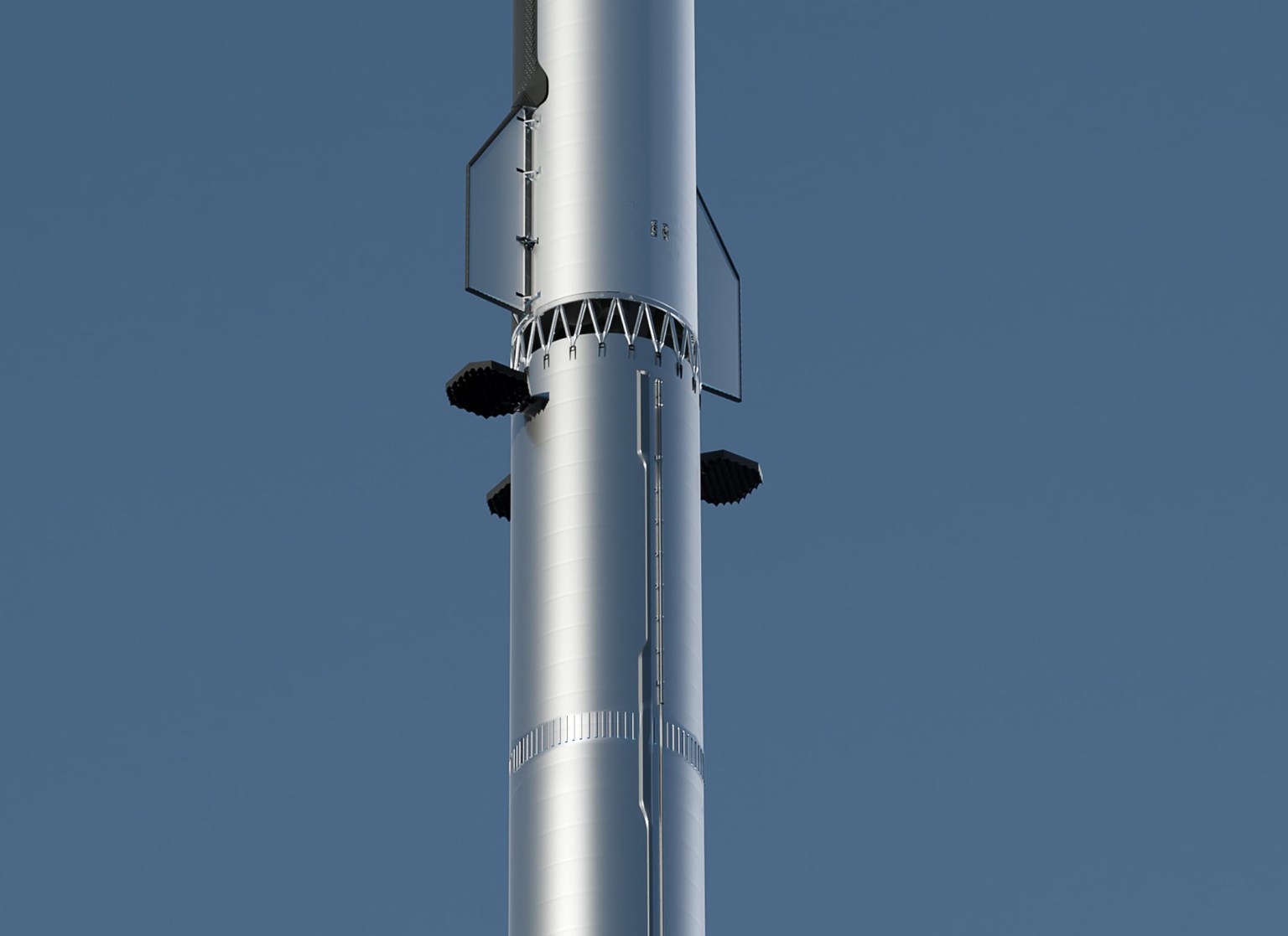 SpaceX шокирует масштабами: новые стабилизаторы Super Heavy бьют все рекорды фото