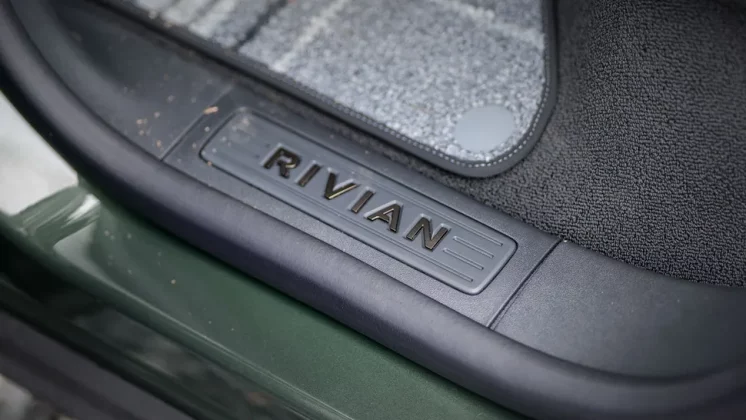 Обзор Rivian R1T Tri 2025: сверхскоростной демон фото