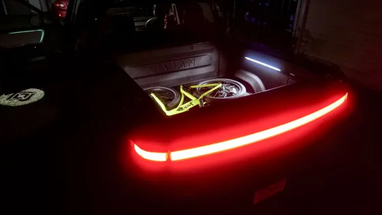 Обзор Rivian R1T Tri 2025: сверхскоростной демон фото