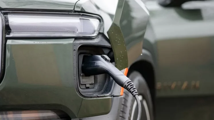 Обзор Rivian R1T Tri 2025: сверхскоростной демон фото