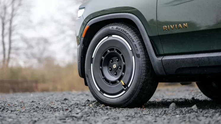 Rivian R1T Tri 2025