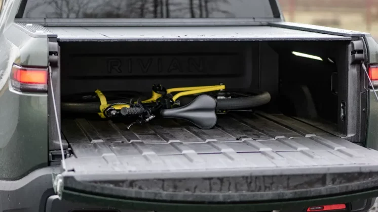 Обзор Rivian R1T Tri 2025: сверхскоростной демон фото