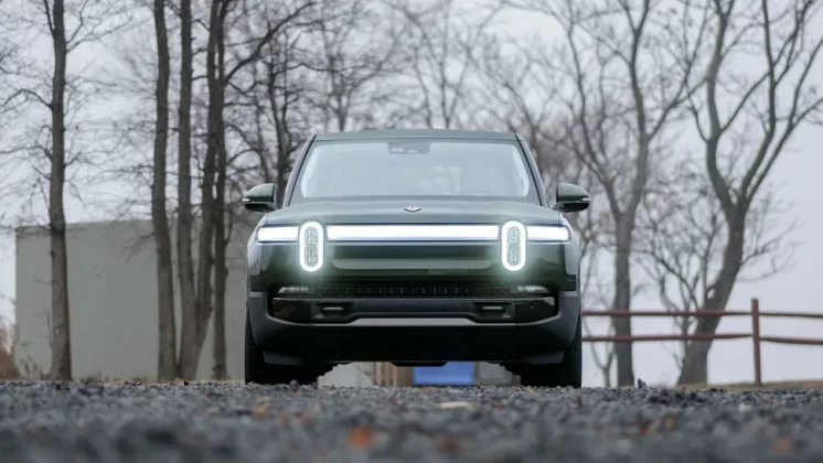 Обзор Rivian R1T Tri 2025: сверхскоростной демон фото