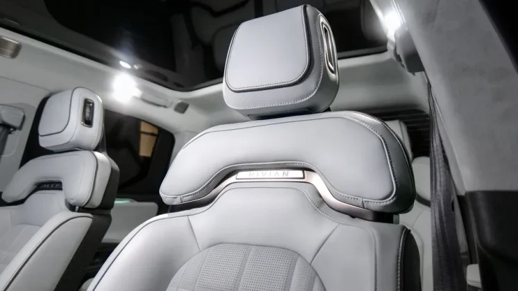 Обзор Rivian R1T Tri 2025: сверхскоростной демон фото