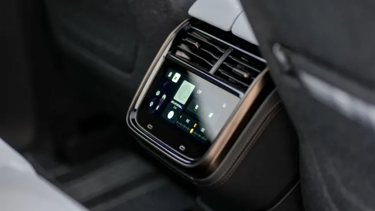 Обзор Rivian R1T Tri 2025: сверхскоростной демон фото