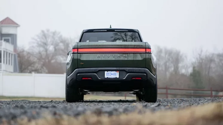 Rivian R1T Tri 2025